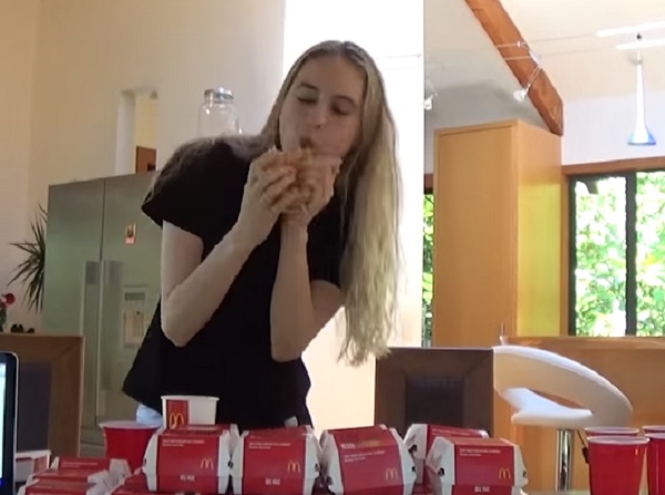 Nela Zisser, modella mangia 22 Big Mac in pochi minuti VIDEO