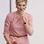 Regina Maxima d'Olanda: chic in tubino rosa e tacchi FOTO