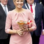Regina Maxima d'Olanda: chic in tubino rosa e tacchi FOTO