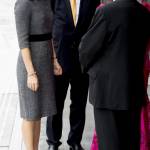 Principessa Mary di Danimarca chic : tubino grigio e tacchi FOTO