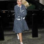 Rita Ora, look bocciato: sneakers e gonna stonano...FOTO