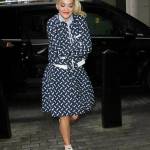 Rita Ora, look bocciato: sneakers e gonna stonano...FOTO 1