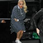 Rita Ora, look bocciato: sneakers e gonna stonano...FOTO 3