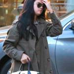 Selena Gomez, trench verde e borsa Louis Vuitton FOTO