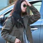 Selena Gomez, trench verde e borsa Louis Vuitton FOTO