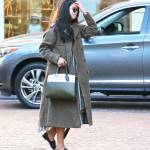Selena Gomez, trench verde e borsa Louis Vuitton FOTO 1