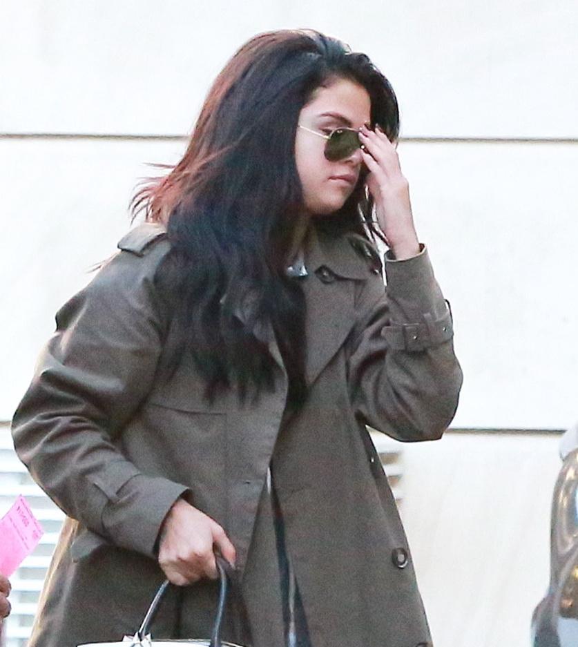 Selena Gomez, trench verde e borsa Louis Vuitton FOTO 3