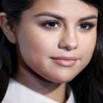 Selena Gomez, abito in pelle rossa ai Glamour Women Award FOTO