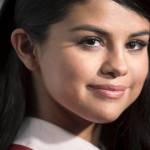 Selena Gomez, abito in pelle rossa ai Glamour Women Award FOTO 3