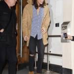 Harry Styles chic: cappotto in renna a camperos a Londra FOTO 4
