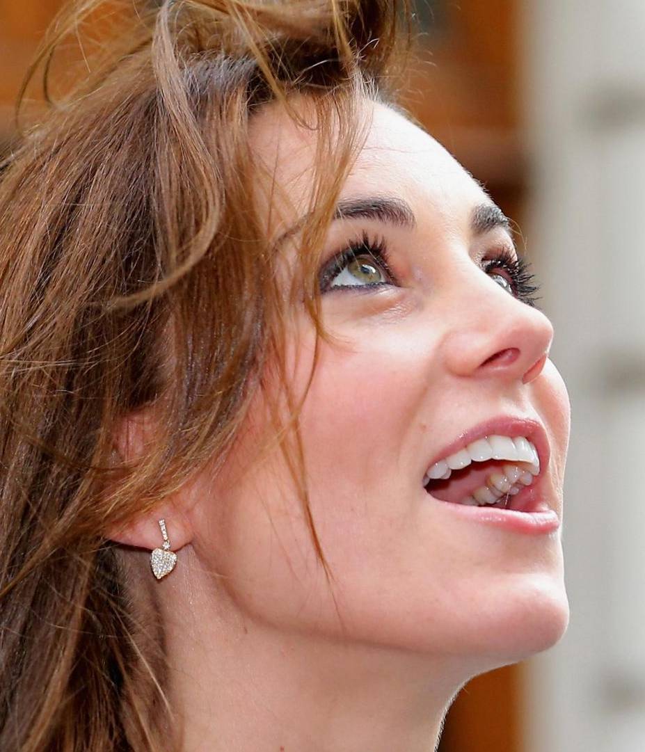 Kate Middleton, frangia e tubino grigio FOTO 1