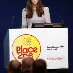 Kate Middleton, frangia e tubino grigio FOTO