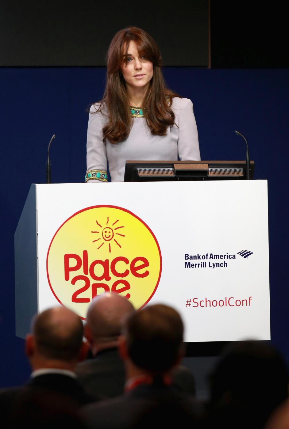 Kate Middleton, frangia e tubino grigio FOTO