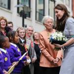 Kate Middleton, frangia e tubino grigio FOTO p