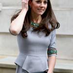 Kate Middleton, frangia e tubino grigio FOTO pp