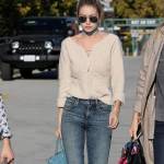 Gigi Hadid: jeans e maxi stivali color panna FOTO