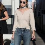 Gigi Hadid: jeans e maxi stivali color panna FOTO 5