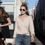 Gigi Hadid: jeans e maxi stivali color panna FOTO 7