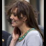 Kate Middleton, frangia e tubino grigio FOTO