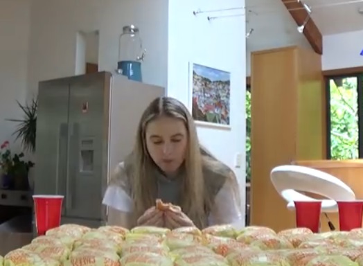 Nela Zisser sfida il cibo: 100 cheesburger per la modella VIDEO