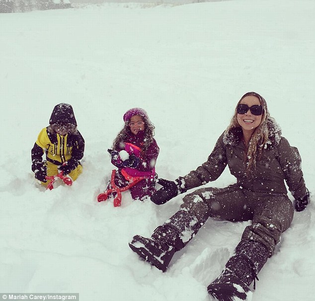 Mariah Carey gioca a palle di neve con i gemelli3