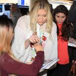 Kesha in tunica bianca e struccata firma autografi12
