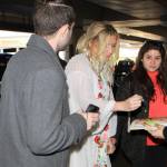Kesha in tunica bianca e struccata firma autografi11