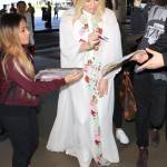 Kesha in tunica bianca e struccata firma autografi9