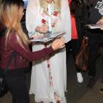 Kesha in tunica bianca e struccata firma autografi6