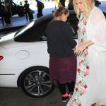 Kesha in tunica bianca e struccata firma autografi5
