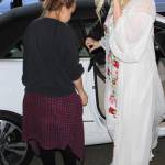 Kesha in tunica bianca e struccata firma autografi4