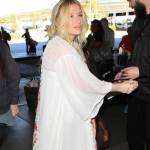 Kesha in tunica bianca e struccata firma autografi21