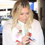 Kesha in tunica bianca e struccata firma autografi119