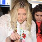 Kesha in tunica bianca e struccata firma autografi18