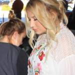 Kesha in tunica bianca e struccata firma autografi5