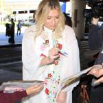 Kesha in tunica bianca e struccata firma autografi41