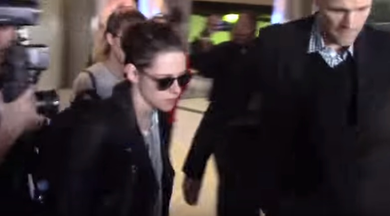 Kristen Stewart imbronciata all'aeroporto