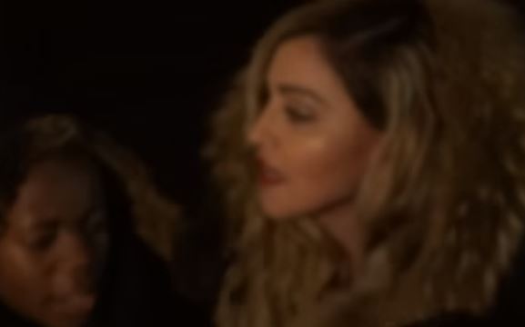 Madonna canta in Place de la République a Parigi VIDEO