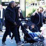 Kanye West e Kourtney Kardashian a Disneyland con i figli0