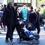 Kanye West e Kourtney Kardashian a Disneyland con i figli2