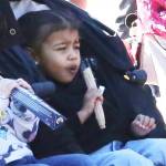 Kanye West e Kourtney Kardashian a Disneyland con i figli15