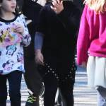 Kanye West e Kourtney Kardashian a Disneyland con i figli18