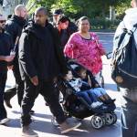 Kanye West e Kourtney Kardashian a Disneyland con i figli19