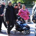 Kanye West e Kourtney Kardashian a Disneyland con i figli20