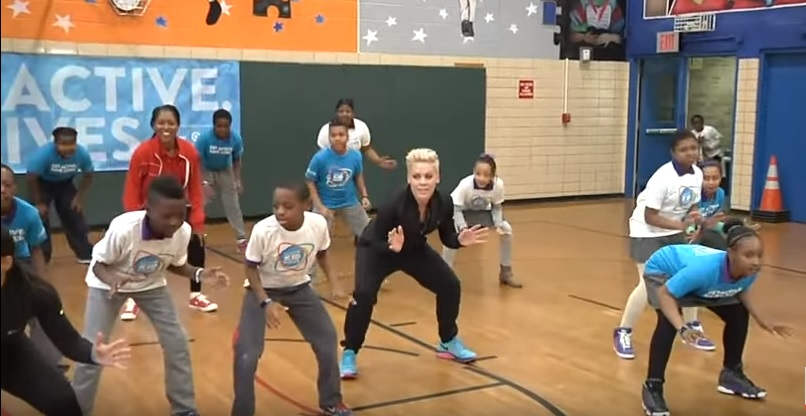 Pink ambasciatrice Unicef fa ginnastica con i bambini VIDEO