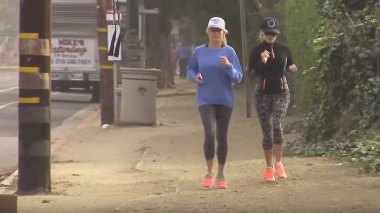 Reese Witherspoon iperattiva: corsa e pranzo con amica