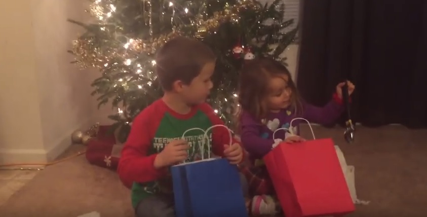 Regali di Natale brutti: scherzo genitori a figli, VIDEO virale