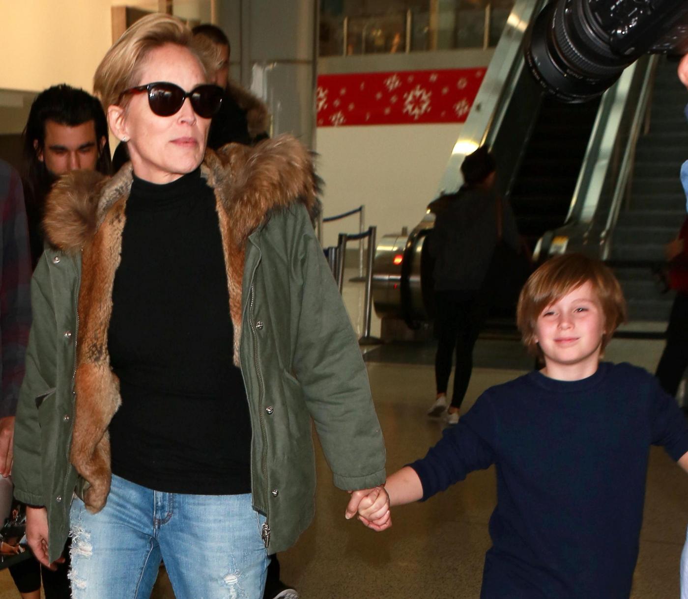 Sharon Stone, look casual al ritorno dalle vacanze 9