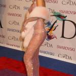Perrie Edwards copia Rihanna: abito trasparente glitterato FOTO