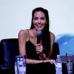 Angelina Jolie, look total black al Cambodian Film Fest FOTO